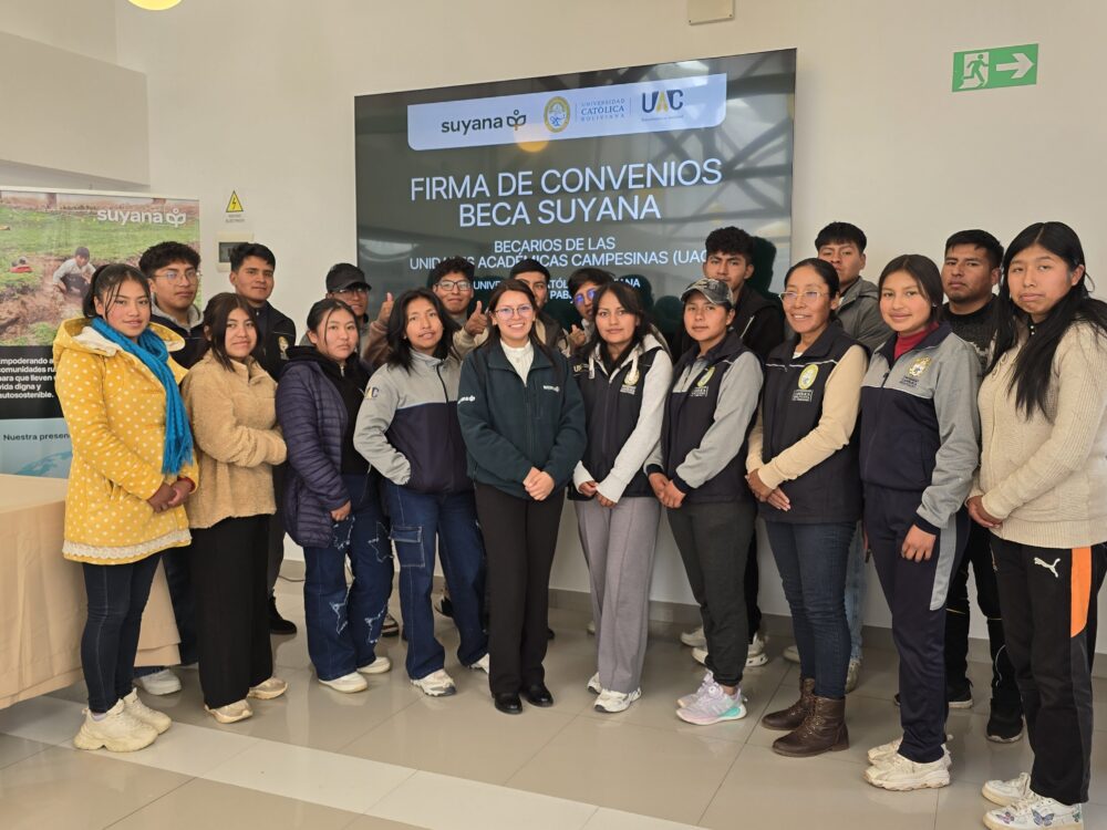Estudiantes becarios de las Unidades Académicas Campesinas (UAC) durante la firma de convenio de la Fundación Suyana en Bolivia